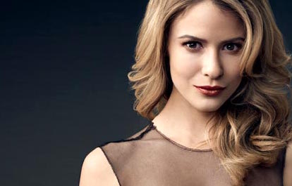 Caroline (Linsey Godfrey) - Beautiful