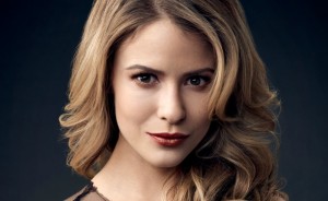 Caroline (Linsey Godfrey) - Beautiful
