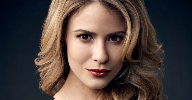 Caroline (Linsey Godfrey) - Beautiful