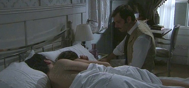 Anticipazioni Il Segreto : NESTOR spia HERNANDO e CAMILA mentre dormono…
