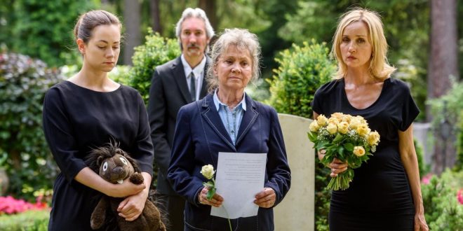 Tina, Hildegard e Beatrice al funerale di Tom, Tempesta d'amore © ARD/Christof Arnold