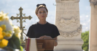 RIVIERA: Lena Olin è Irina Clios / Foto copyright: MEDIASET e PARTHENON ENTERTAINMENT LTD TRADING AS SKY VISION