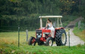 Jessica va in trattore al proprio matrimonio, Tempesta d'amore © ARD Ralf Wilschewski