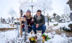 Lucy e Paul sulla tomba di Romy, Tempesta d'amore © ARD Christof Arnold