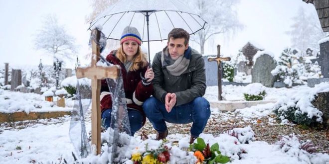 Lucy e Paul sulla tomba di Romy, Tempesta d'amore © ARD Christof Arnold