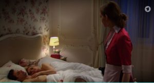 Lucy vede Paul a letto con Annabelle, Tempesta d'amore © ARD (Screenshot)