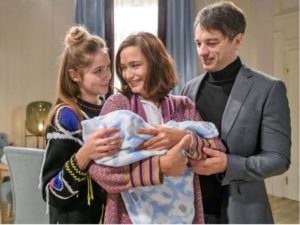 Valentina, Eva e Robert con il nuovo bambino, Tempesta d'amore © ARD Christof Arnold