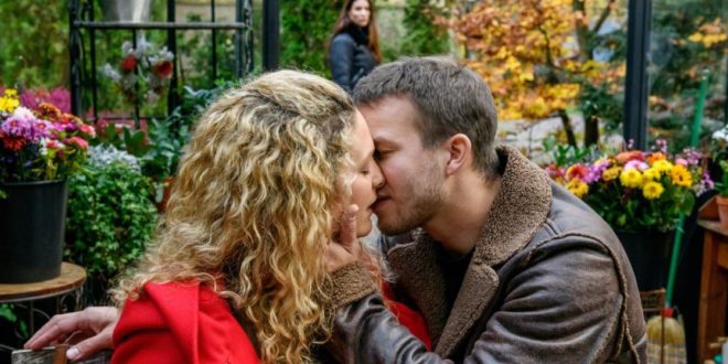 Franzi e Tim si baciano davanti a Nadja, Tempesta d'amore © ARD Christof Arnold