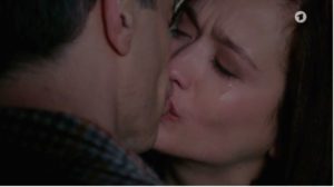 Bacio d'addio tra Eva e Robert, Tempesta d'amore © ARD Screenshot
