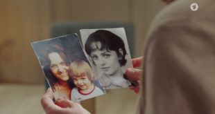 Ariane osserva le foto di sua madre Isabel, Tempesta d'amore © ARD Screenshot