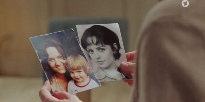 Ariane osserva le foto di sua madre Isabel, Tempesta d'amore © ARD Screenshot