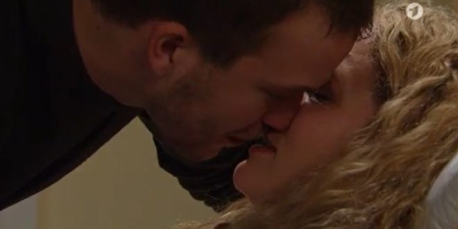 Tim bacia Franzi in ospedale, Tempesta d'amore © ARD Screenshot