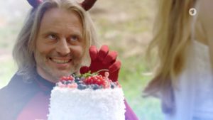 Michael aiuta Rosalie con la campagna pubblicitaria delle torte, Tempesta d'amore © ARD (Screenshot)