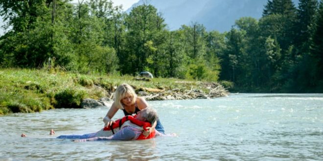 Leentje salva André dal fiume, Tempesta d'amore © ARD Christof Arnold (1)