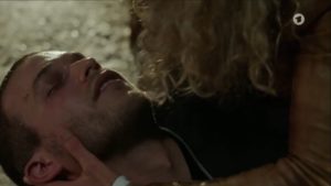 Franzi finds Tim dying, Tempest of love © ARD (Screenshot)