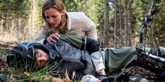 Cornelia soccorre Benni dopo l'incidente in mountain bike, Tempesta d'amore © ARD Christof Arnold (1)