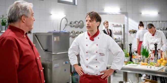 Andre e Robert in cucina, Tempesta d'amore © ARD Christof Arnold