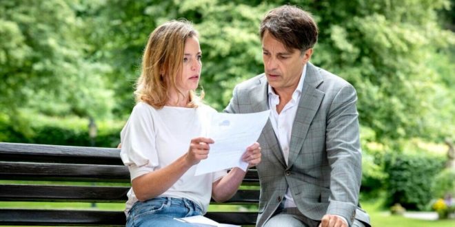 Cornelia e Robert leggono i risultati del test del DNA, Tempesta d'amore © ARD Christof Arnold (1)