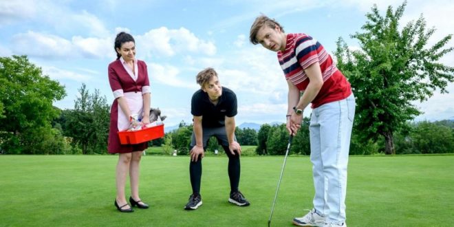 Gerry gioca a golf davanti a Max e Shirin, Tempesta d'amore © ARD Christof Arnold
