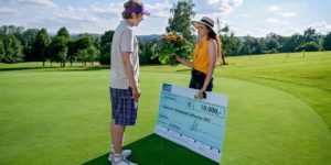 Gerry dona a Shirin la vincita del torneo di golf, Tempesta d'amore © ARD Christof Arnold