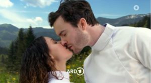 Vanessa e Georg si baciano durante lo spot, Tempesta d'amore © ARD Christof Arnold