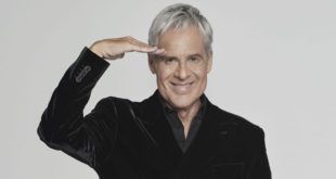 Uà - Uomo di varie età con Claudio Baglioni