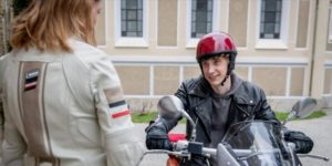 Benni invita Cornelia a fare un giro in moto, Tempesta d'amore © ARD Christof Arnold (1)