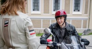 Benni invita Cornelia a fare un giro in moto, Tempesta d'amore © ARD Christof Arnold (1)