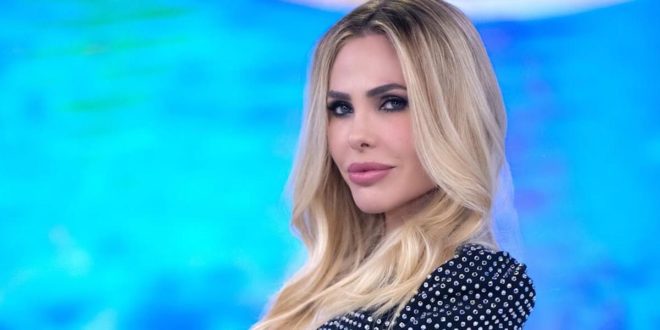 Ilary Blasi conduce L'isola dei famosi