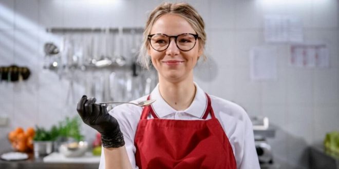 Josie in cucina, Tempesta d'amore © ARD Christof Arnold