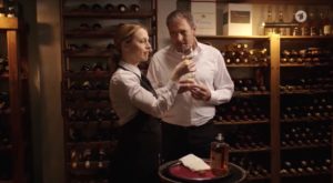 Rosalie e Christoph degustano whiskey, Tempesta d'amore © ARD (Screenshot)