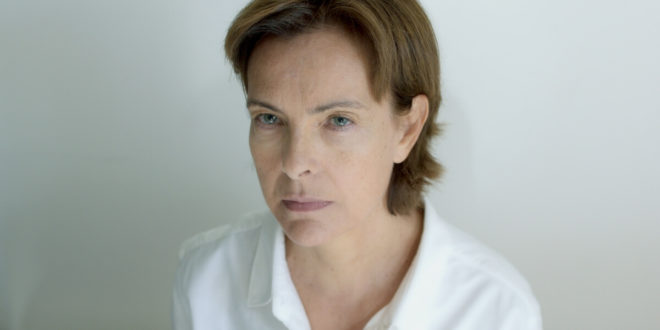 La mantide - Carole Bouquet (foto Mediaset)