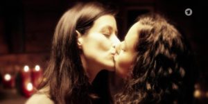 Carolin e Vanessa si baciano, Tempesta d'amore © ARD Screenshot