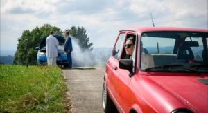 Gerry e Shirin trovano il sacerdote con l'auto in panne, Tempesta d'amore © ARD WDR Christof Arnold