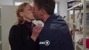 Robert e Cornelia si baciano, Tempesta d'amore © ARD (Screenshot)