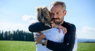 Erik e Josie si abbracciano, Tempesta d'amore © ARD WDR Christof Arnold