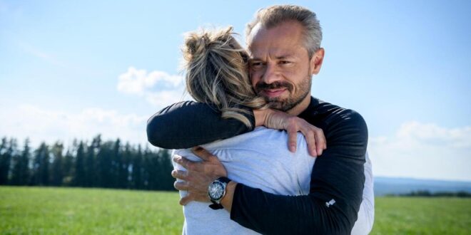 Erik e Josie si abbracciano, Tempesta d'amore © ARD WDR Christof Arnold