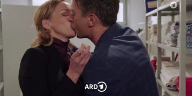 Robert e Cornelia si baciano, Tempesta d'amore © ARD (Screenshot)