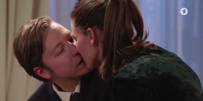 Gerry e Merle si baciano, Tempesta d'amore © ARD (Screenshot) (1)