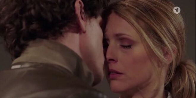 Raphael e Rosalie si baciano, Tempesta d'amore © ARD (Screenshot)