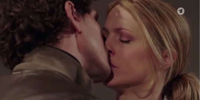 Raphael e Rosalie si baciano, Tempesta d'amore © ARD (Screenshot)