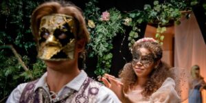 Ana e Vincent si avvicinano al ballo in maschera, Tempesta d'amore © ARD Christof Arnold