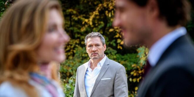 Christoph osserva Alexandra e Tom, Tempesta d'amore © ARD WDR Christof Arnold