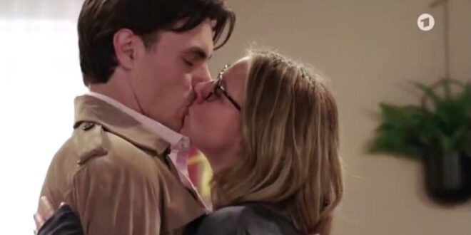 Leon e Josie si baciano, Tempesta d'amore © ARD (Screenshot)