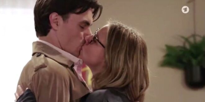 Leon e Josie si baciano, Tempesta d'amore © ARD (Screenshot)