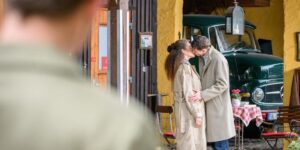 Vincent vede Ana baciare Philipp, Tempesta d'amore © ARD WDR Christof Arnold