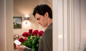 Leon trova le rose rosse di Paul per Josie, Tempesta d'amore © ARD WDR Christof Arnold