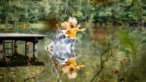 Alexandra e Yvonne cadono nel lago, Tempesta d'amore © ARD WDR Christof Arnold 2