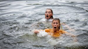 Yvonne e Alexandra nel lago, Tempesta d'amore © ARD/WDR/Christof Arnold
