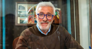 Patrizio Rispo è Raffaele Giordano a Un posto al sole / Foto RAI